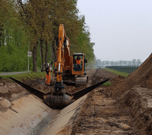 Grondwerk met kraan door Loonbedrijf Reimink nabij Vriezenveen